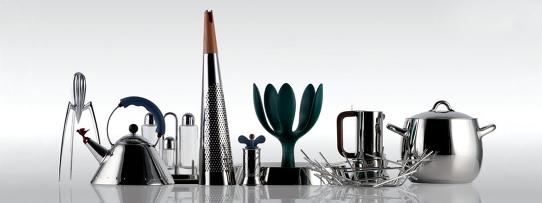 Produkte vom italienischen Hersteller Alessi wie Wasserkessel. Pfeffermühle und Obstkorb im Design-Shop kaufen. Entdecken Sie Küchenutensilien aus glänzendem Edelstahl.