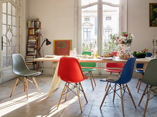 Der Eames Plastic Side Chair von Vitra, der von Charles und Ray Eames 1950 gestaltet wurde, ist die zeitgemässe Produktion des legendären Fiberglass Chair.
