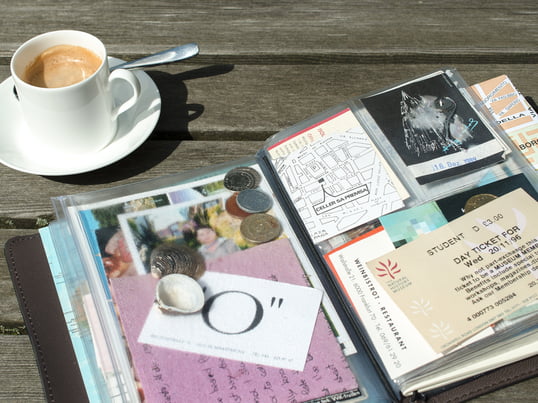 Das TripBook von Remember gehört zu den hochwertigen und trotzdem günstigen Geschenkideen, die Sie bereits mit bis zu 50 Euro erwerben können. Machen Sie Ihren reisebegeisterten Freunden mit dem farbenfrohen Buch für Urlaubserinnerungen eine Freude!