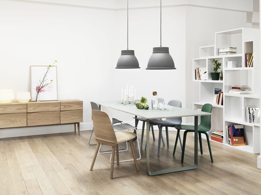Der 70/70 Tisch von Muuto in weiss passt in wirklich jedes Interieur - mit dem Stacked Regalsystem in weiss schaffen Sie ein luftiges Ambiente. Die Unfold Pendelleuchte in grau, der Nerd Chair in oak sowie der Visu Stuhl sorgen für einen gekonnten Stilbruch.